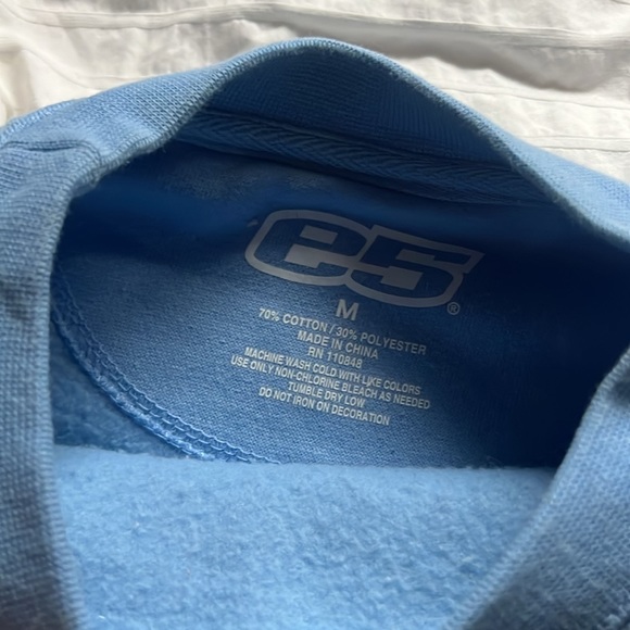 UCLA crewneck sz medium - Picture 3 of 3